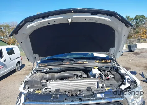 2021 Ram 1500 Big Horn 4X4 6'4 Box z USA, uszkodzony, nr VIN 1C6SRFBTXMN677579